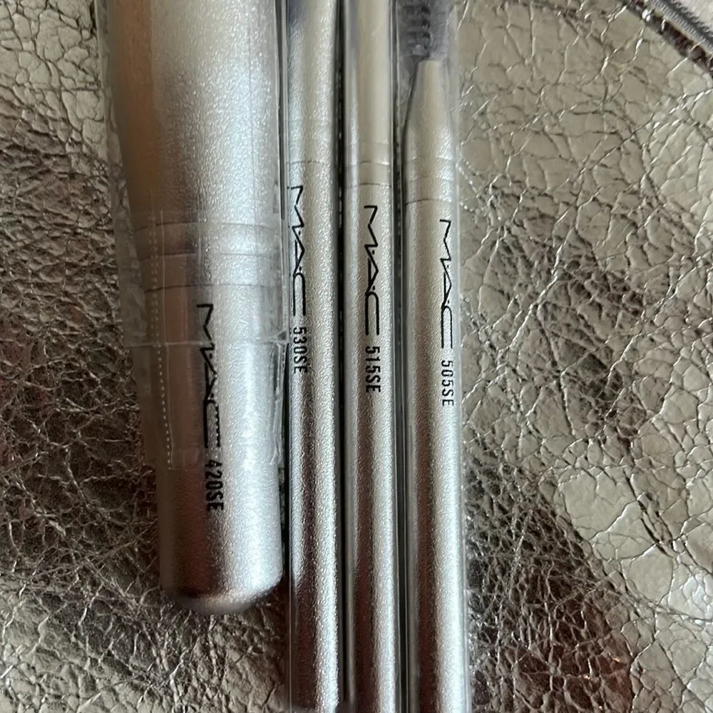 Mac Cosmetic, 4-P Brush Set and Carrying Case, New